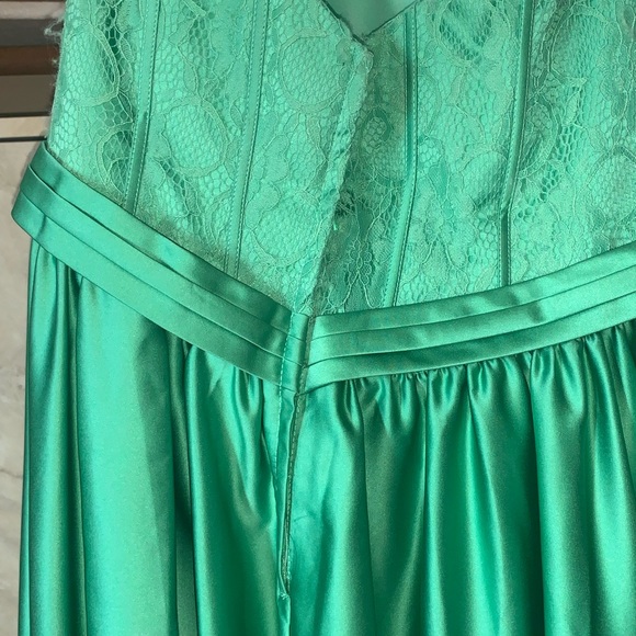 STRAPLESS PROM DRESS💚 - Picture 4 of 4